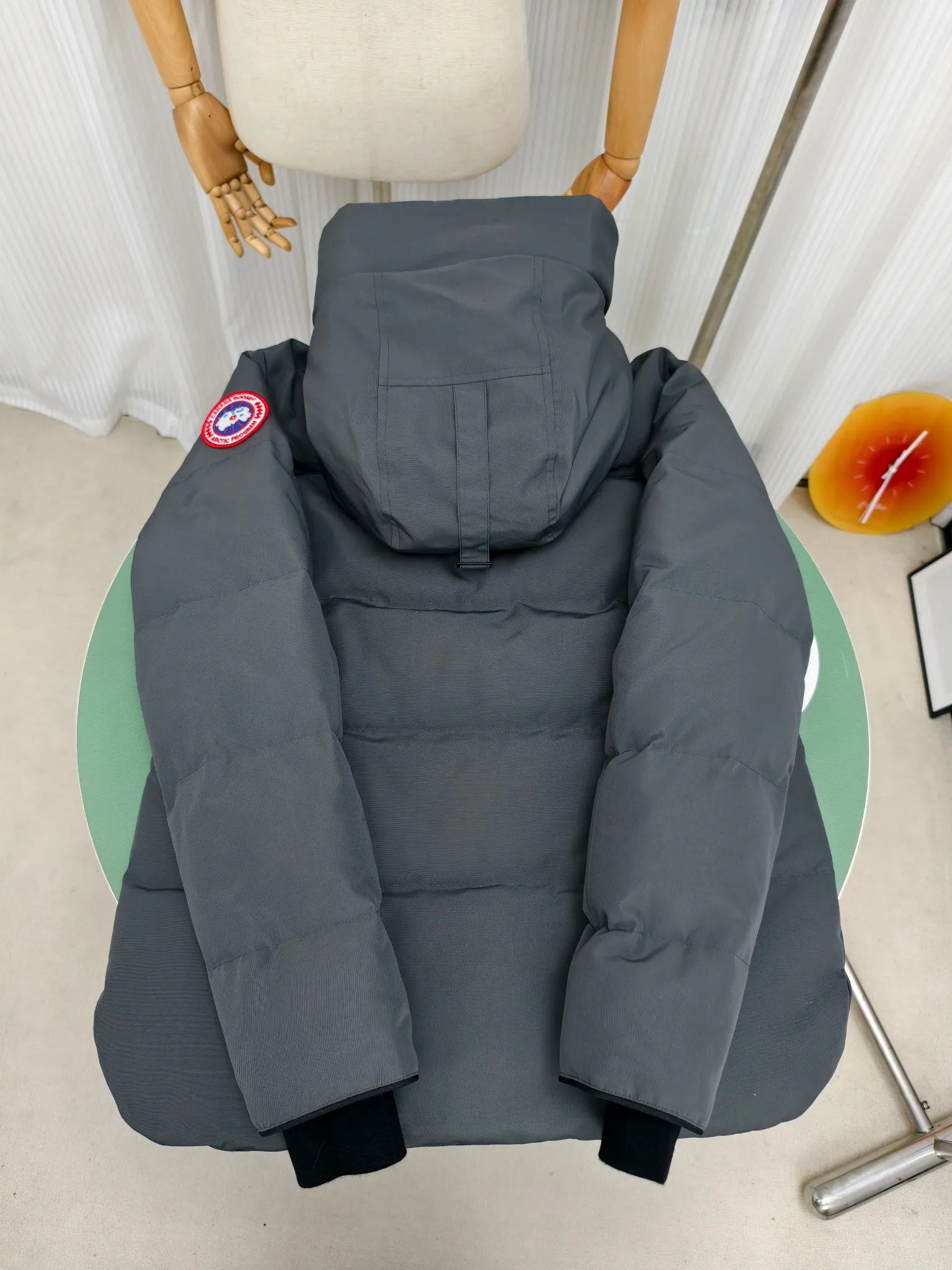 P700————2080M/New 17 models (higher version) Canada goose MacMillan parka. The MacMillan Parka features an innovative design with a streamlined hood detail, added shoulder straps and two additional interior pockets. This hip-length parka offers warmth and style with its quilted design and curved hem. Filled with extremely fluffy white duck down. The MacMillan Parka provides essential protection in all weathers. The adjustable down-connected hood improves warmth and protects against harsh weather. Rib knit cuffs tucked into the interior. The hood is equipped with a detachable zipper guard, and the hood trim can be replaced to create a personalized style and provide more protection (this jacket can be matched with wolf fur collar accessories, choose by yourself) ❤️The only version in the market Color: black red label black black label gray red label gray black label off-white red label navy red label Size: XS-2XL